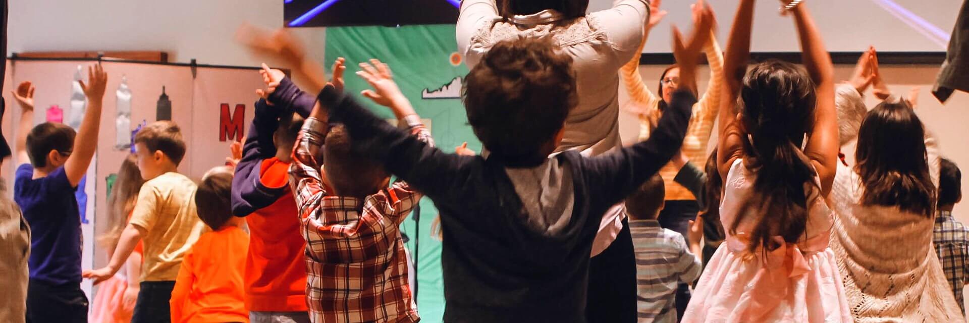 Niños participando en una actividad grupal en Evangel